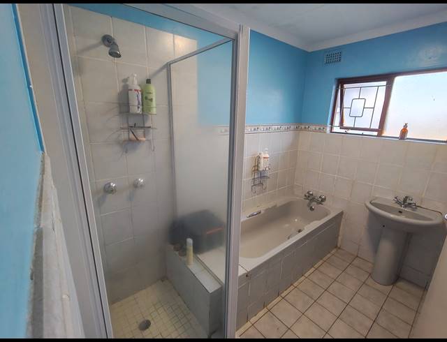 4 BEDROOM FREEHOLD FOR SALE IN CAVERSHAM GLEN